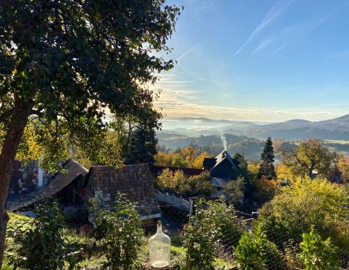 una casa con vistas a las montañas en Libling Štiavnický, en Banská Štiavnica