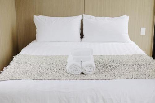 uma cama com dois rolos de toalhas em Rural Delight em Ohaupo