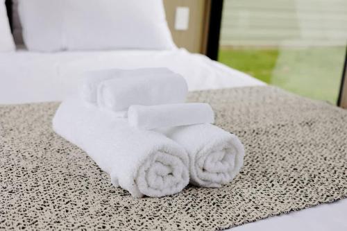 uma pilha de toalhas sentadas em cima de uma cama em Rural Delight em Ohaupo