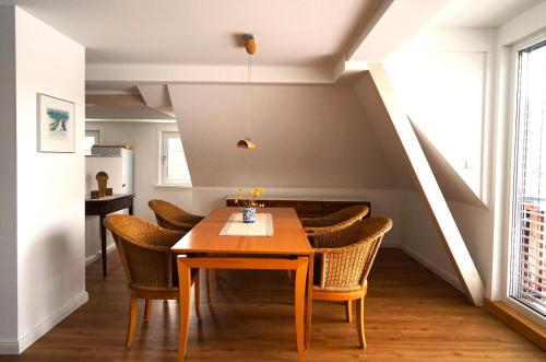 ein Esszimmer mit einem Tisch und Stühlen in der Unterkunft Villa Buchholz in Arnstadt