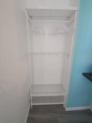 - un réfrigérateur blanc avec une porte ouverte dans la chambre dans l'établissement Sully sur Loire : appartement centre ville, à Sully-sur-Loire