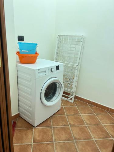 a washing machine with a basket on top of it at La Marinella in Palmi