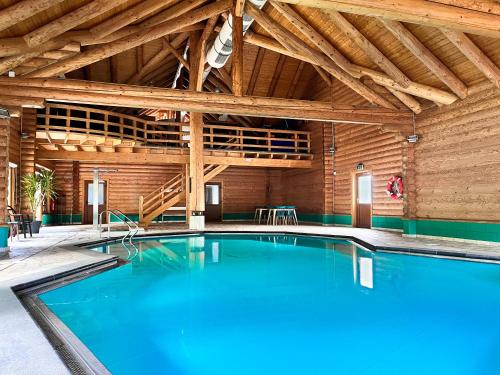 - une piscine dans un bâtiment doté d'un plafond en bois dans l'établissement Camping De Reenert - Naturisten - Naturiste - FKK, à Heiderscheid