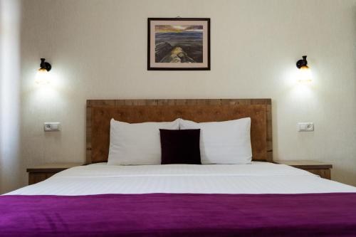 Кровать или кровати в номере TOURIST INN hotel