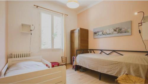 um quarto com 2 camas e uma janela em Villa Rocaille em Cassis