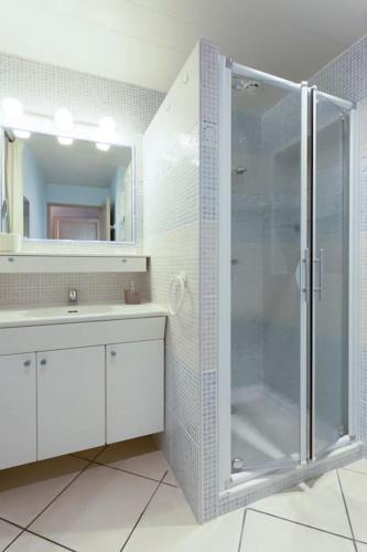 une salle de bain avec douche et lavabo dans l'établissement Chez Catherine - Superbe appartement convivial situé en bord de mer, à La Grande Motte