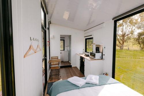 Habitación con cama y cocina con ventana en Harrington's on the Terrace - Luxmore en Te Anau