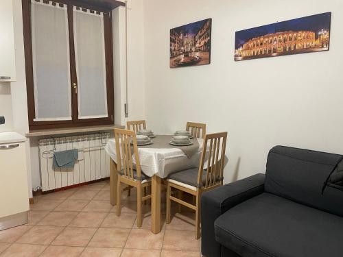cocina y comedor con mesa y sofá en Shalu Home, en Verona