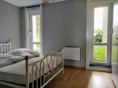 1 dormitorio con 1 cama blanca y 2 ventanas en Apartment with beautiful views 2 km from Durbuy, en Durbuy