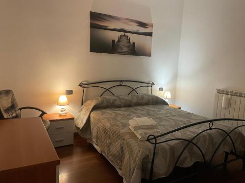 1 dormitorio con 1 cama y 2 lámparas en las mesas en Shalu Home, en Verona