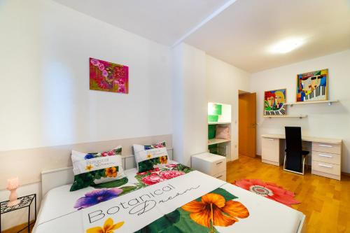 Un dormitorio con una cama con flores. en Apartment Happy in Split center 10 min walk from Bačvice beach, en Split