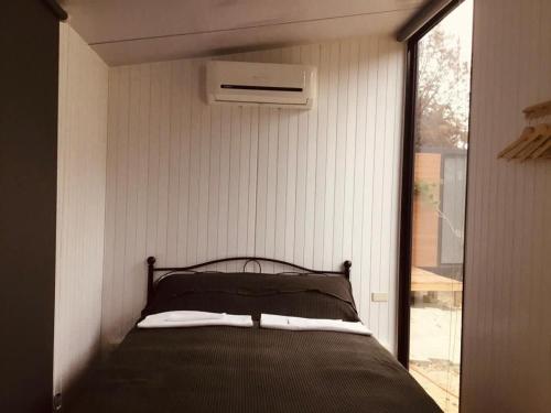 斗六的住宿－Gandan Inn，一间带床的卧室,位于带窗户的房间内