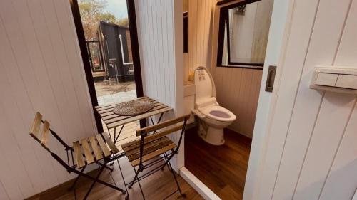 uma pequena casa de banho com um WC e uma janela em Gandan Inn em Douliu