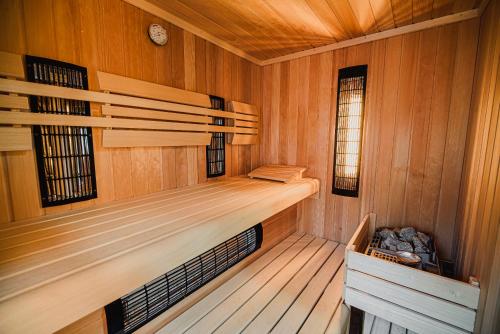 Habitación de madera con 2 literas en Apartment LeLa with Sauna, en Kranjska Gora