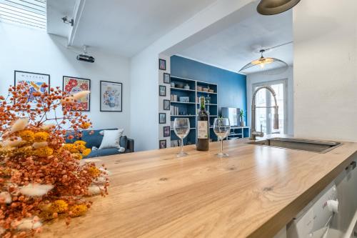 eine Küche mit einer Theke mit Weingläsern darauf in der Unterkunft Appartement cosy et équipé proche paris in Le Pré-Saint-Gervais