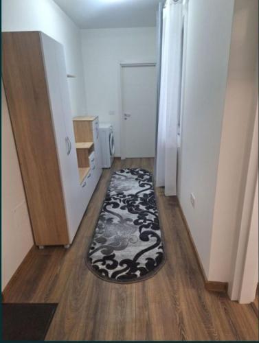 un pasillo con una alfombra blanca y negra en el suelo en Penthouse, en Iaşi