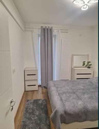 1 dormitorio blanco con 1 cama y vestidor en Penthouse, en Iaşi