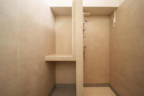 La salle de bains est pourvue d'une cabine de douche. dans l'établissement Le Mont neuf - Chambres avec cuisine au coeur de la nature type Appart'Hotel - sanitaires communs, à Perrigny