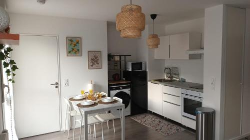 A kitchen or kitchenette at Charmant appartement cosy et paisible proche Paris et aéroports
