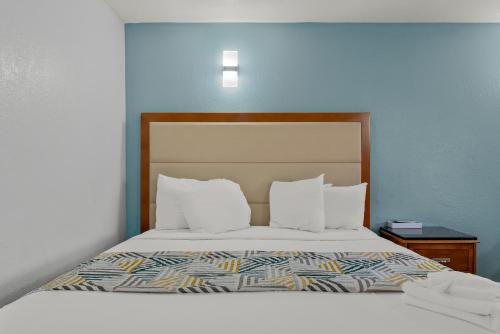 Katil atau katil-katil dalam bilik di Americas Best Value Inn Bangor