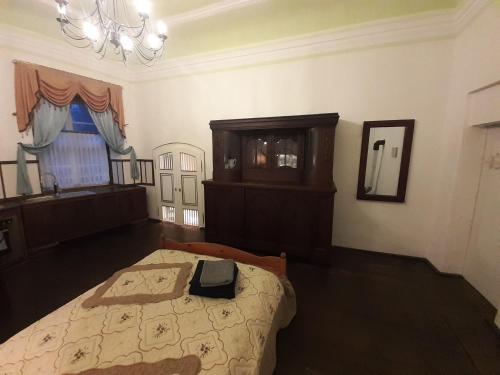 una camera con letto, cassettiera e specchio di Schloss Ottendorf a Bahretal