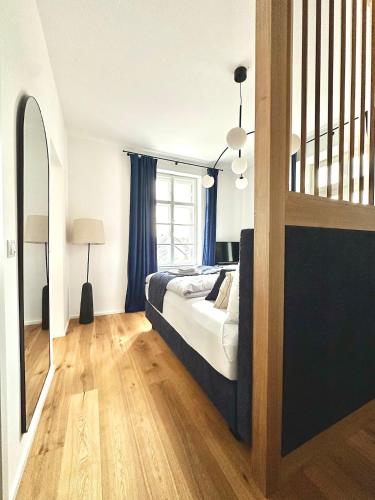 1 dormitorio con cama y ventana en betterplaces: Boutique Apartments - Frontenhausen, en Dingolfing