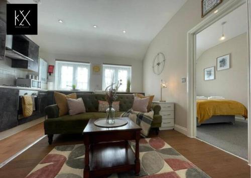 Ruang duduk di Perfect for Long Stays Business & Family Guests On Ashton Road, Luton Sleeps 4!