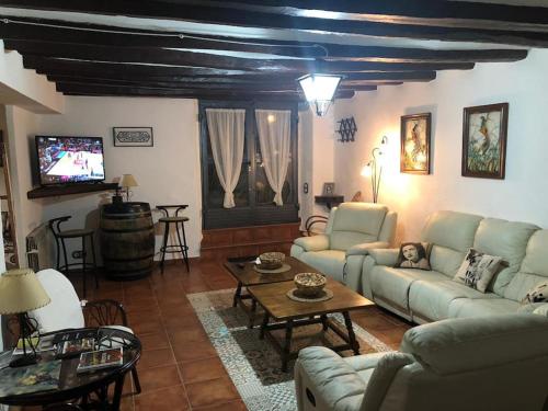 sala de estar con sofá y mesa en Ca la Trini - turisme rural, en Torrelles de Foix