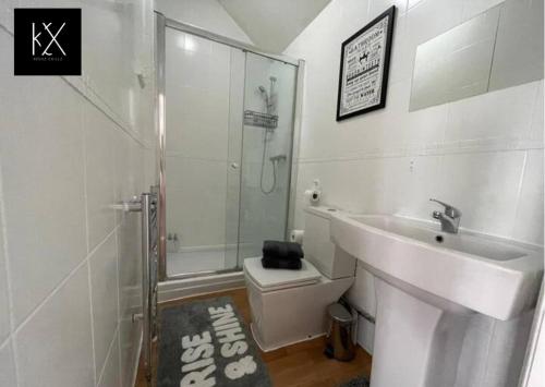 a bathroom with a sink and a shower and a toilet at Perfect for Long Stays Business & Family Guests On Ashton Road, Luton Sleeps 4! in Luton