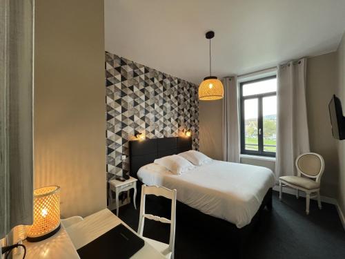 um quarto de hotel com uma cama e uma janela em Saint Jean em Wimereux