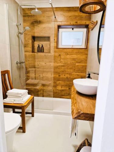 a bathroom with a toilet and a sink and a shower at Casa Digo - Bright & Stylish in Lagos