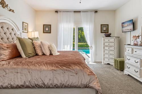 een slaapkamer met een bed, een dressoir en een raam bij Southern Charm in Foley