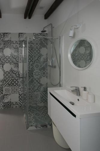 Ένα μπάνιο στο Art&Lake House