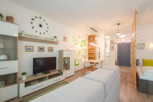 TV a/nebo společenská místnost v ubytování LIDO Apartmanok By BLTN Balatonlelle