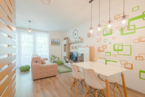 Posezení v ubytování LIDO Apartmanok By BLTN Balatonlelle