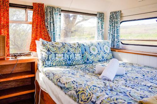 Posezení v ubytování Double decker bus at Valentia Island Escape