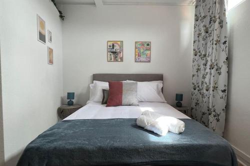 1 dormitorio con 1 cama grande con sábanas blancas en Vouga Lodge, en São Pedro do Sul