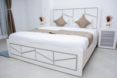 Una cama o camas en una habitación de The Grand Rocks Hotel Limited