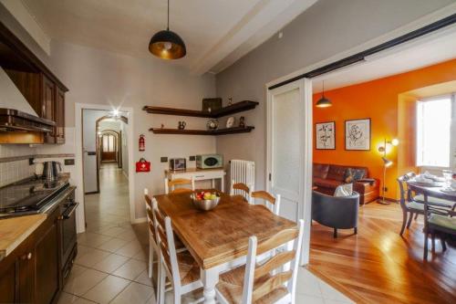 cocina y comedor con mesa de madera en una habitación en Casa Robina en Barga