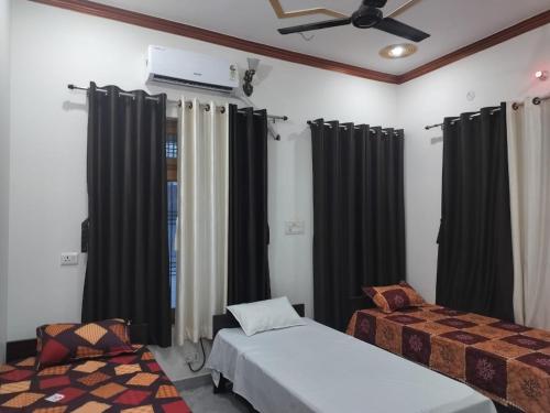 A bed or beds in a room at Hari Om Homestay