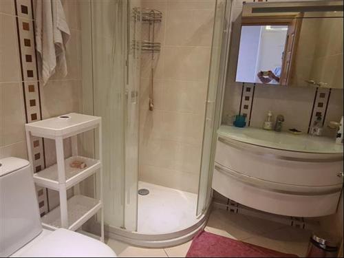 een badkamer met een douche en een wastafel bij Agadir, Simple mais confortable in Agadir