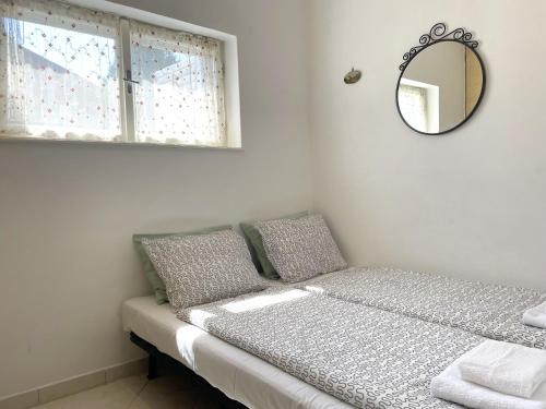 Tempat tidur dalam kamar di Nosztalgia Apartman Balatonkenese