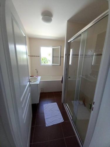 une salle de bain avec douche et lavabo dans l'établissement Villa Rosange, à Épargnes