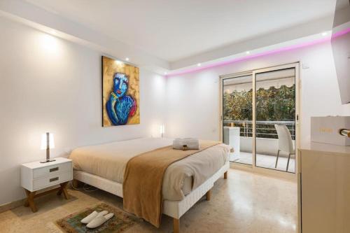 une chambre blanche avec un lit et une fenêtre dans l'établissement Cannes: Appartement centre 2 chambres, à Cannes