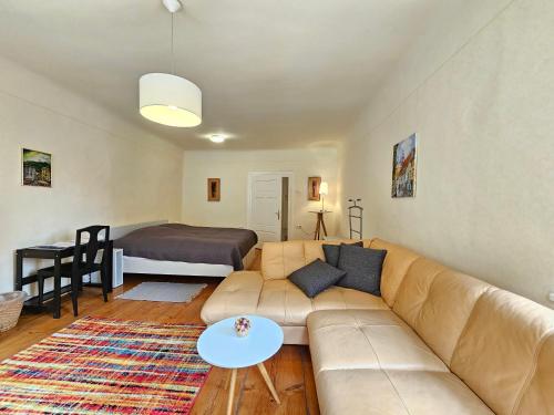 uma sala de estar com um sofá e uma cama em Jager Apartments Tour As Ljubljana em Ljubljana