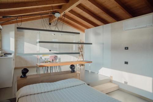 um quarto com uma cama e um tecto de madeira em Residenza Vedovelli em Torri del Benaco