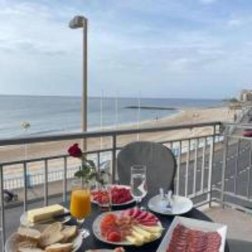 Beachfront Apartment with Sea View & Balcony PMT16