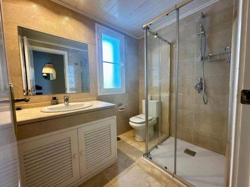 bagno con doccia, lavandino e servizi igienici di Los Eucaliptos Appartement deux chambres Chez Stefan a Benahavís