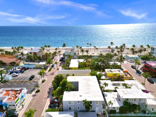 - une vue aérienne sur la ville et l'océan dans l'établissement Beach Tide Motel, à Hollywood