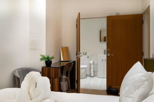 1 dormitorio con 1 cama y baño en 2 Bed 2 Bath Spacious Apartment in Central Aberdeen, en Aberdeen